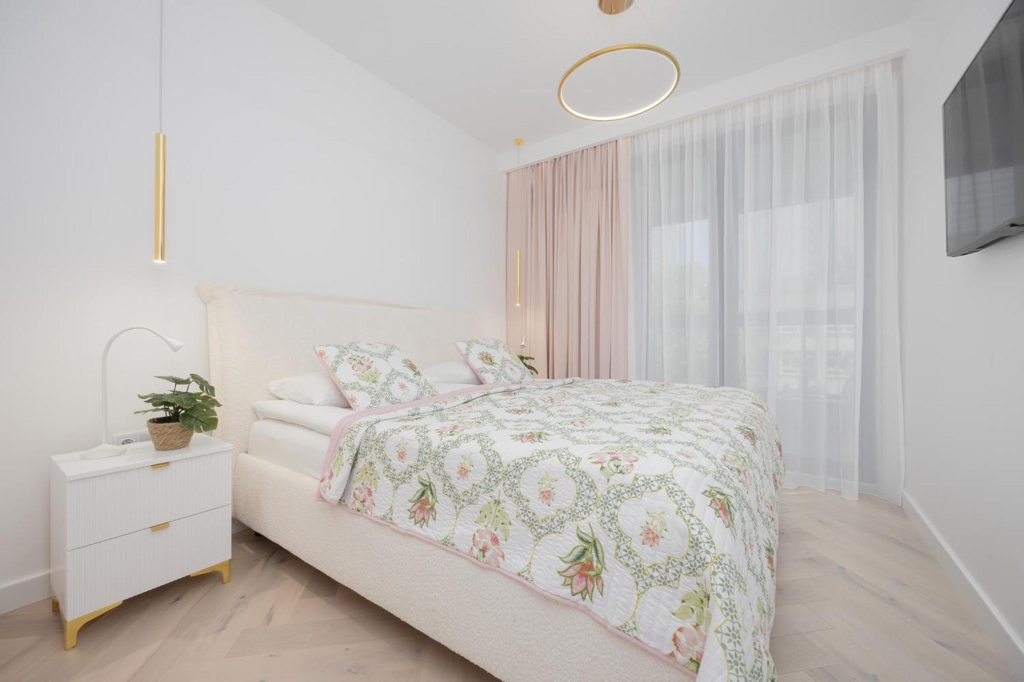 Apartment Lux Grzybowska With Parking By Renters Prestige Warsaw