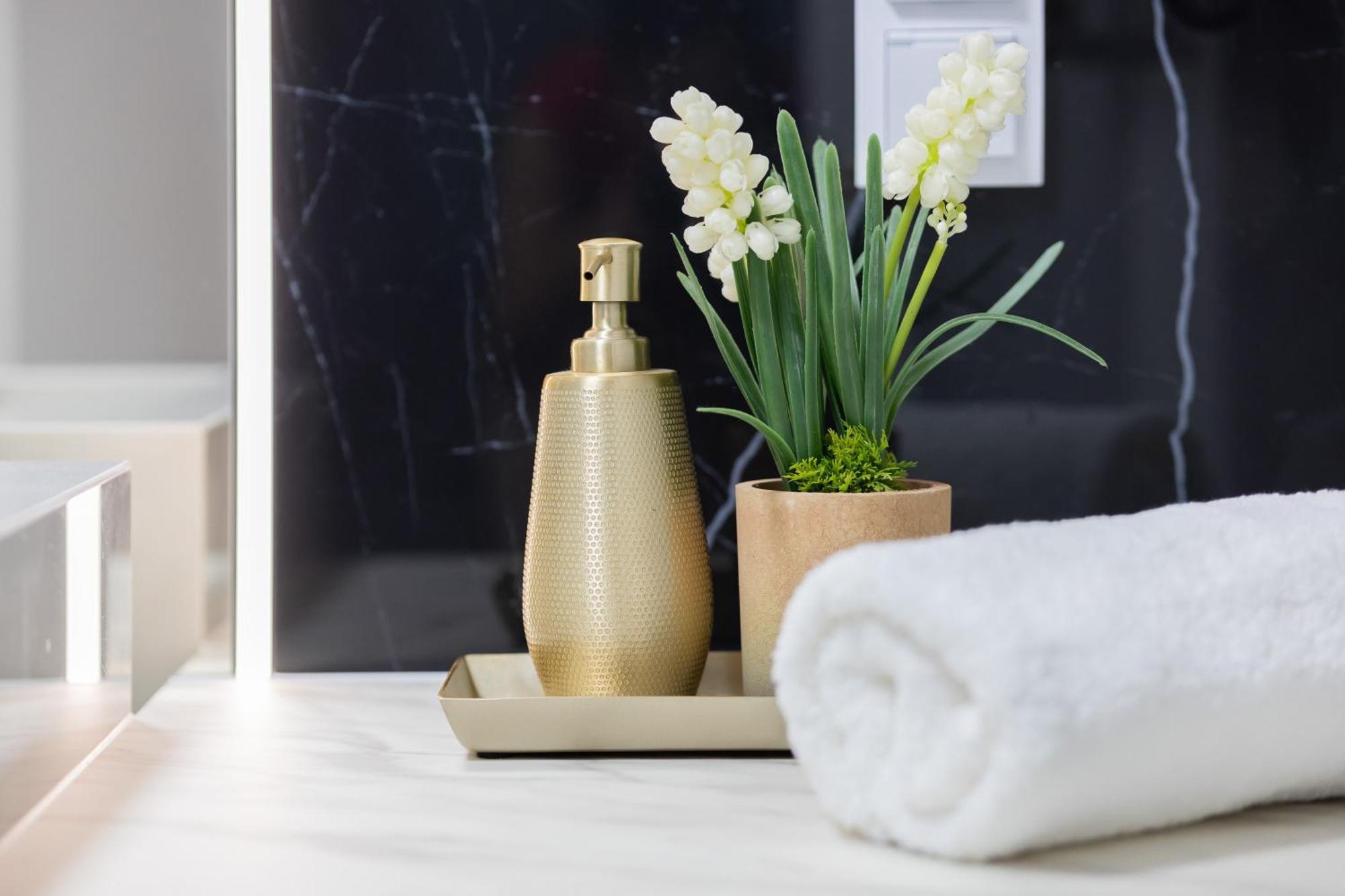 Apartment Lux Grzybowska With Parking By Renters Prestige